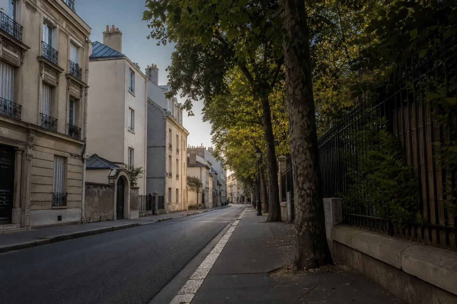Rue résidentielle de proche banlieue parisienne au petit matin
